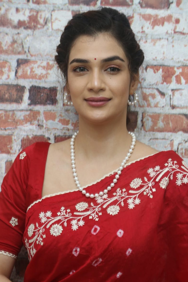 Hasini Sudhir Latest Stunning Photos11