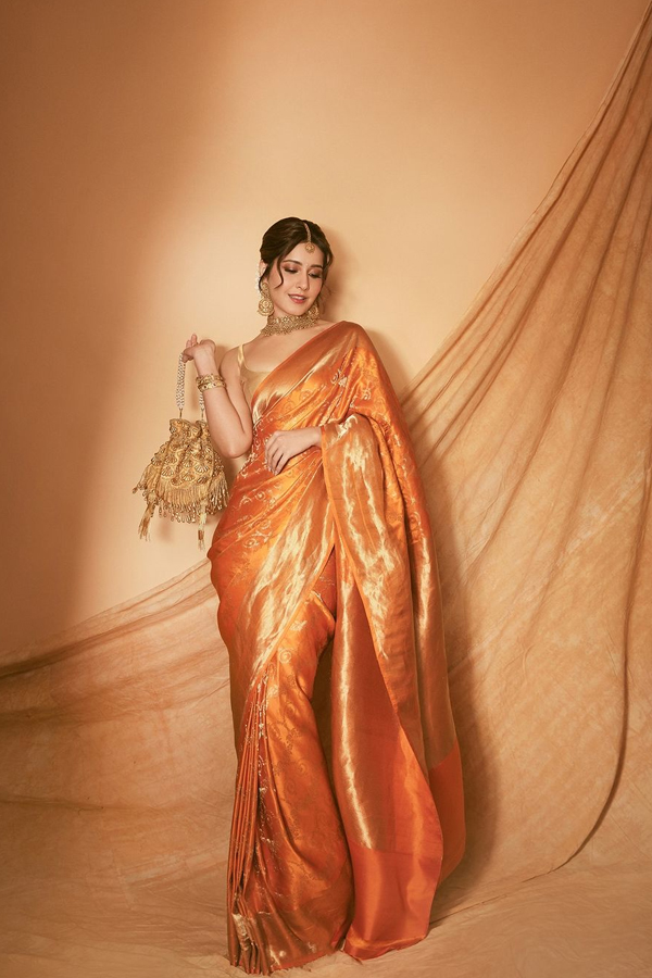 Tollywood Beauty Raasii Khanna In Classic Gold Banarasi Saree Photos Viral2