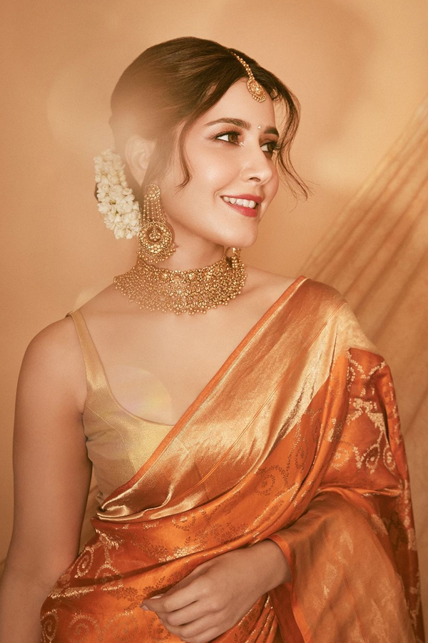 Tollywood Beauty Raasii Khanna In Classic Gold Banarasi Saree Photos Viral11