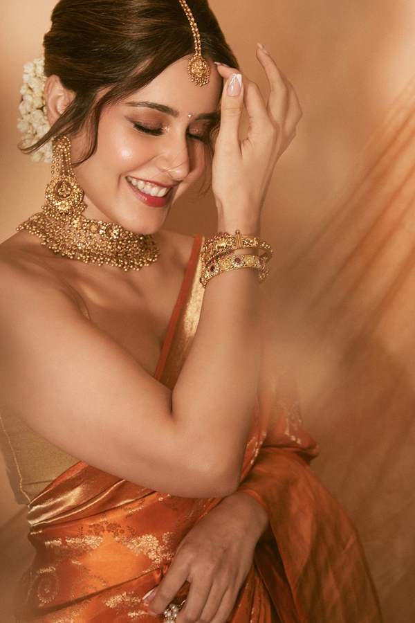 Tollywood Beauty Raasii Khanna In Classic Gold Banarasi Saree Photos Viral6