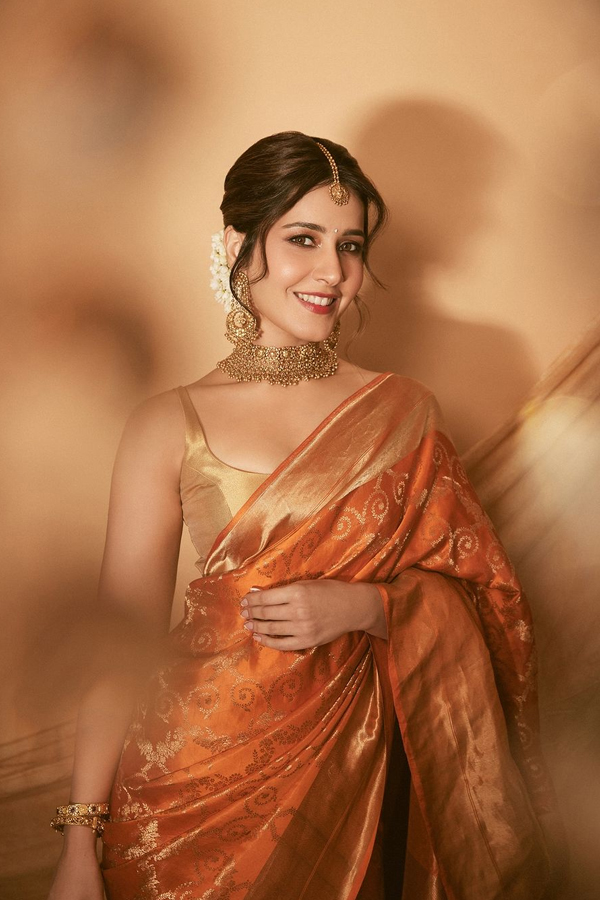 Tollywood Beauty Raasii Khanna In Classic Gold Banarasi Saree Photos Viral8