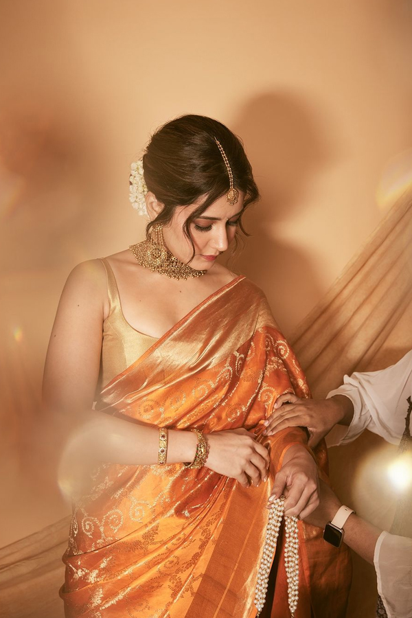 Tollywood Beauty Raasii Khanna In Classic Gold Banarasi Saree Photos Viral9