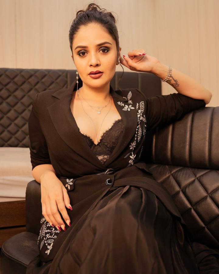 Anchor Sreemukhi Latest Outfit Photos Goes Viral9