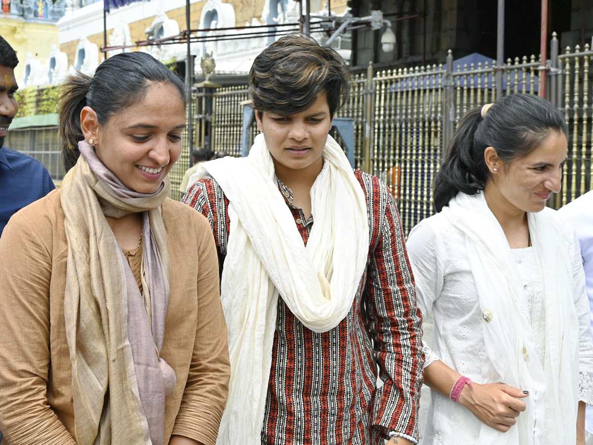 Harmanpreet Kaur and her teammates visit Tirumala Temple Photos14