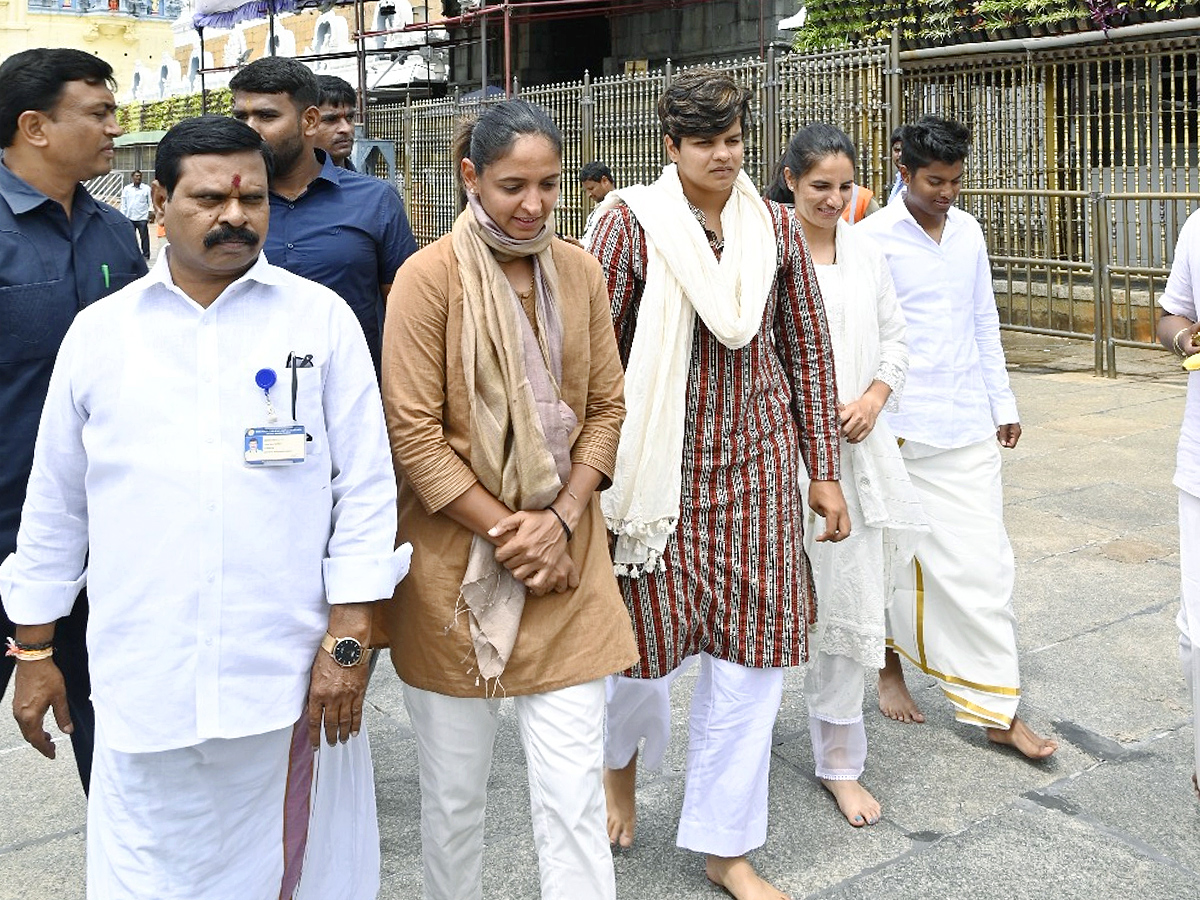 Harmanpreet Kaur and her teammates visit Tirumala Temple Photos15