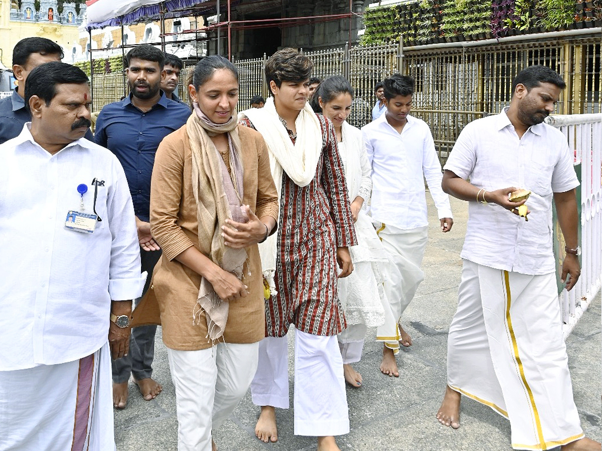 Harmanpreet Kaur and her teammates visit Tirumala Temple Photos16