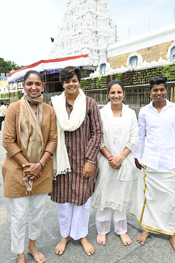 Harmanpreet Kaur and her teammates visit Tirumala Temple Photos17