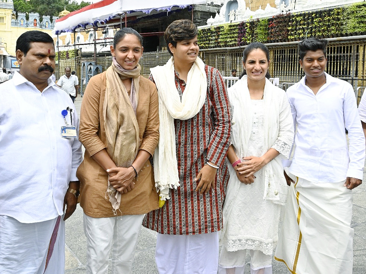 Harmanpreet Kaur and her teammates visit Tirumala Temple Photos19