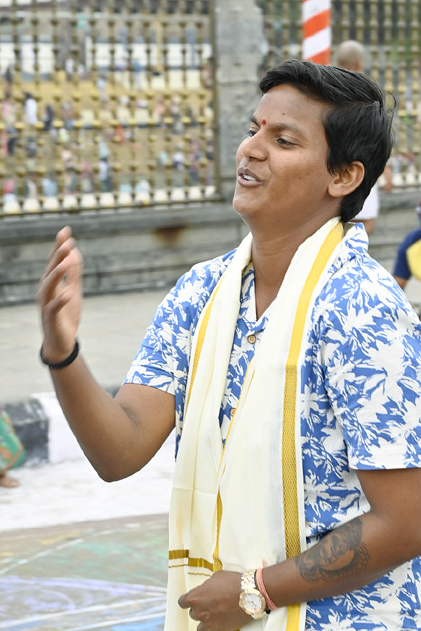 Harmanpreet Kaur and her teammates visit Tirumala Temple Photos3