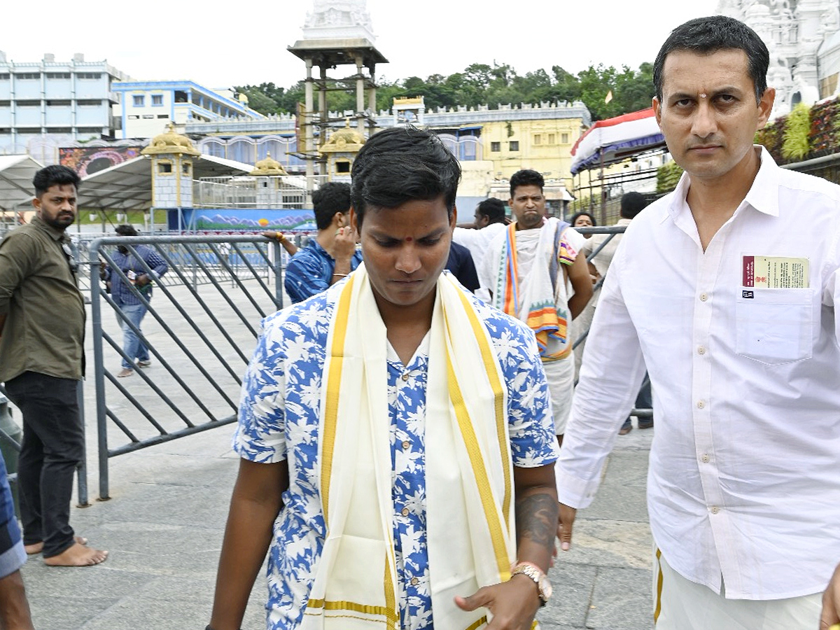 Harmanpreet Kaur and her teammates visit Tirumala Temple Photos4