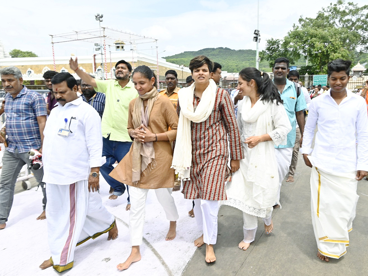 Harmanpreet Kaur and her teammates visit Tirumala Temple Photos5