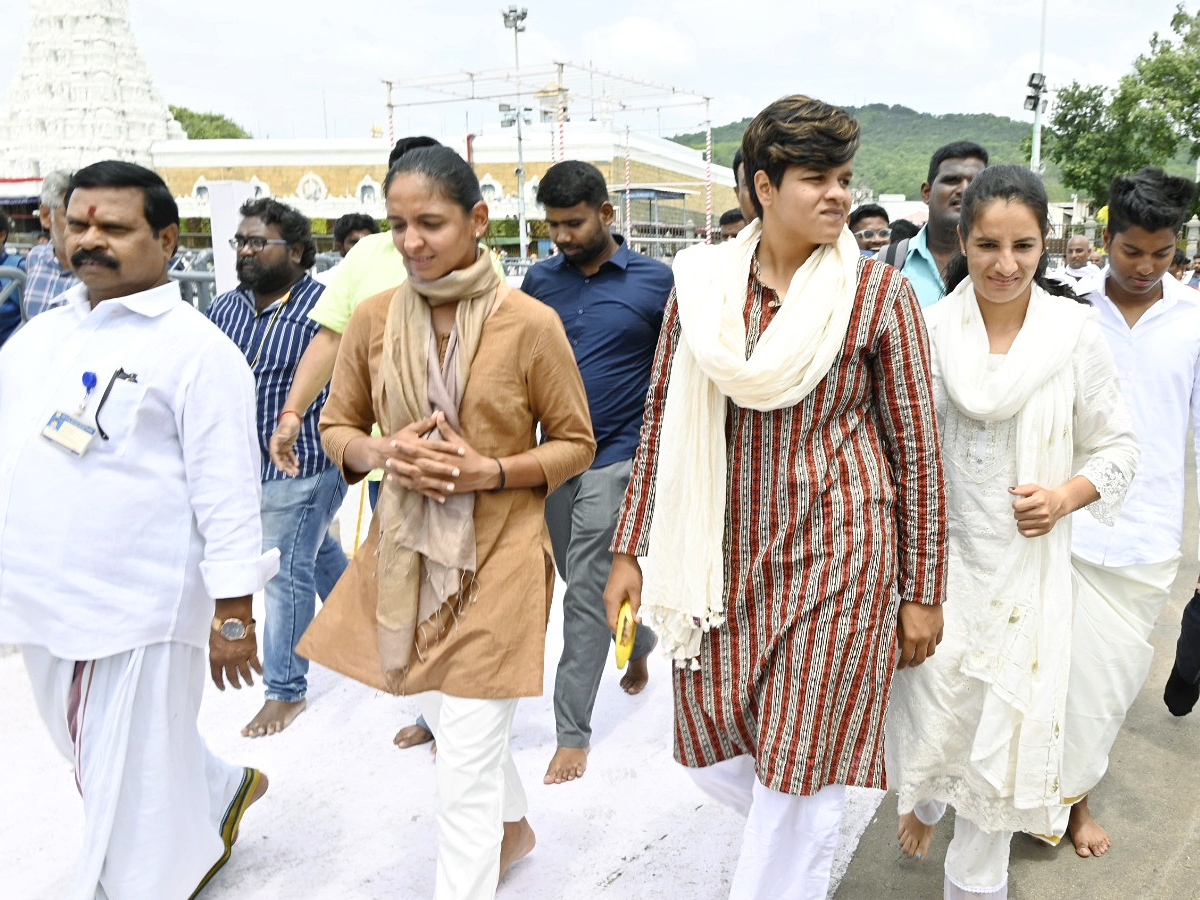 Harmanpreet Kaur and her teammates visit Tirumala Temple Photos6