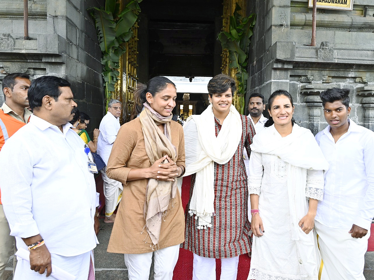 Harmanpreet Kaur and her teammates visit Tirumala Temple Photos7