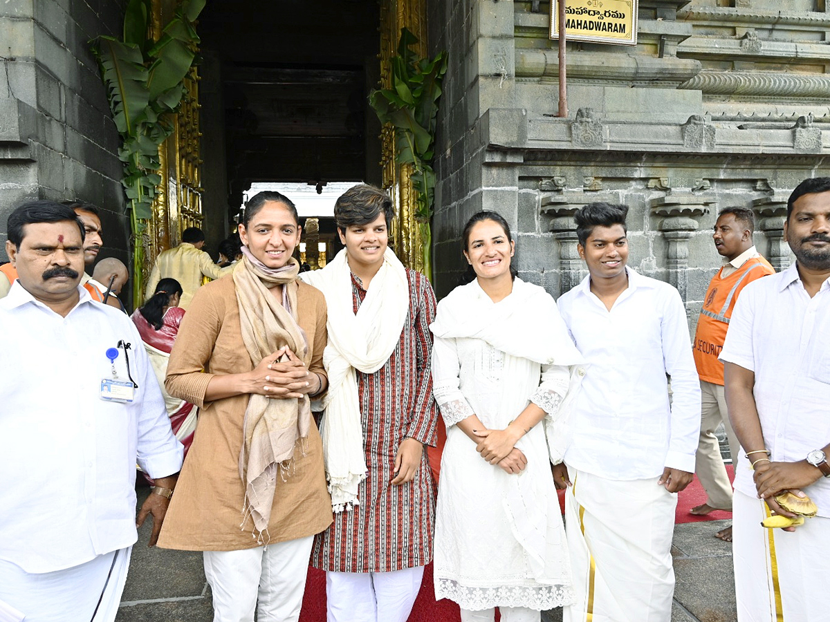 Harmanpreet Kaur and her teammates visit Tirumala Temple Photos9