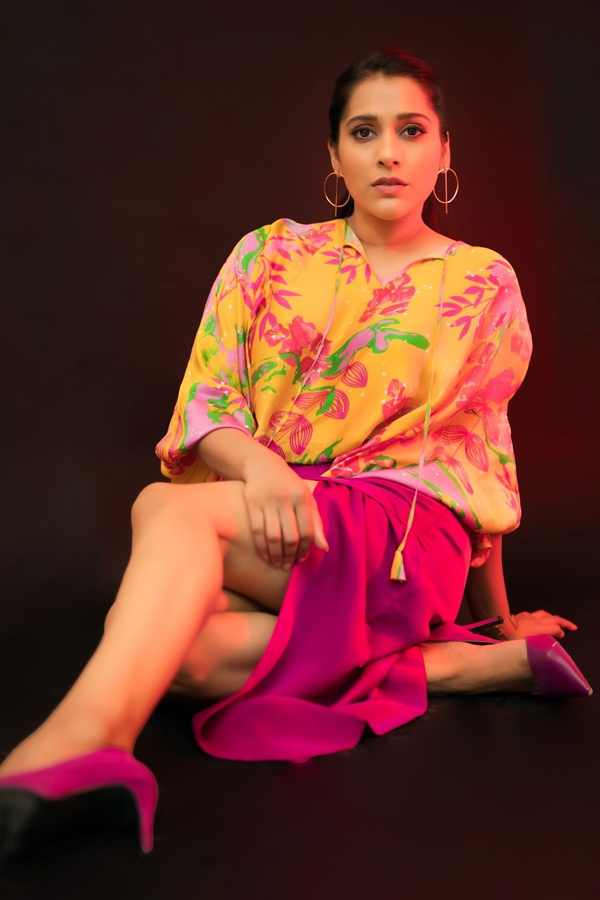 Anchor Rashmi Gautam Glamorous Photos In Yellow And Pink Dress11