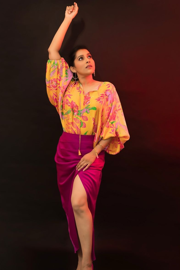 Anchor Rashmi Gautam Glamorous Photos In Yellow And Pink Dress5