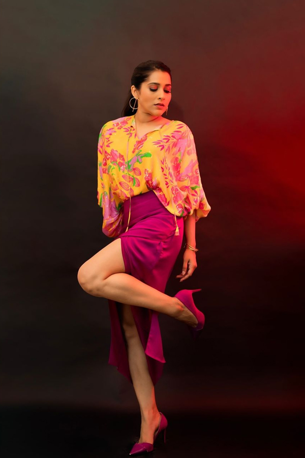 Anchor Rashmi Gautam Glamorous Photos In Yellow And Pink Dress6