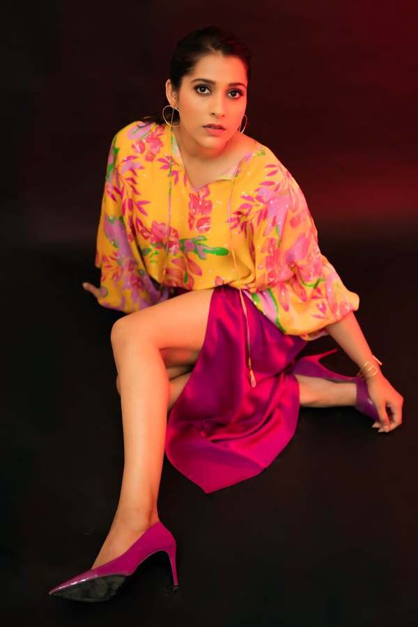 Anchor Rashmi Gautam Glamorous Photos In Yellow And Pink Dress10