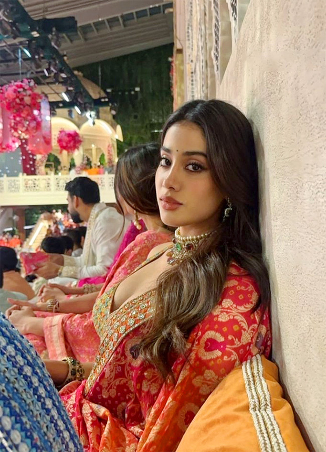 Janhvi Kapoor Hugs Anant Ambani, Attends Mameru Ceremony With Boyfriend: Photos13