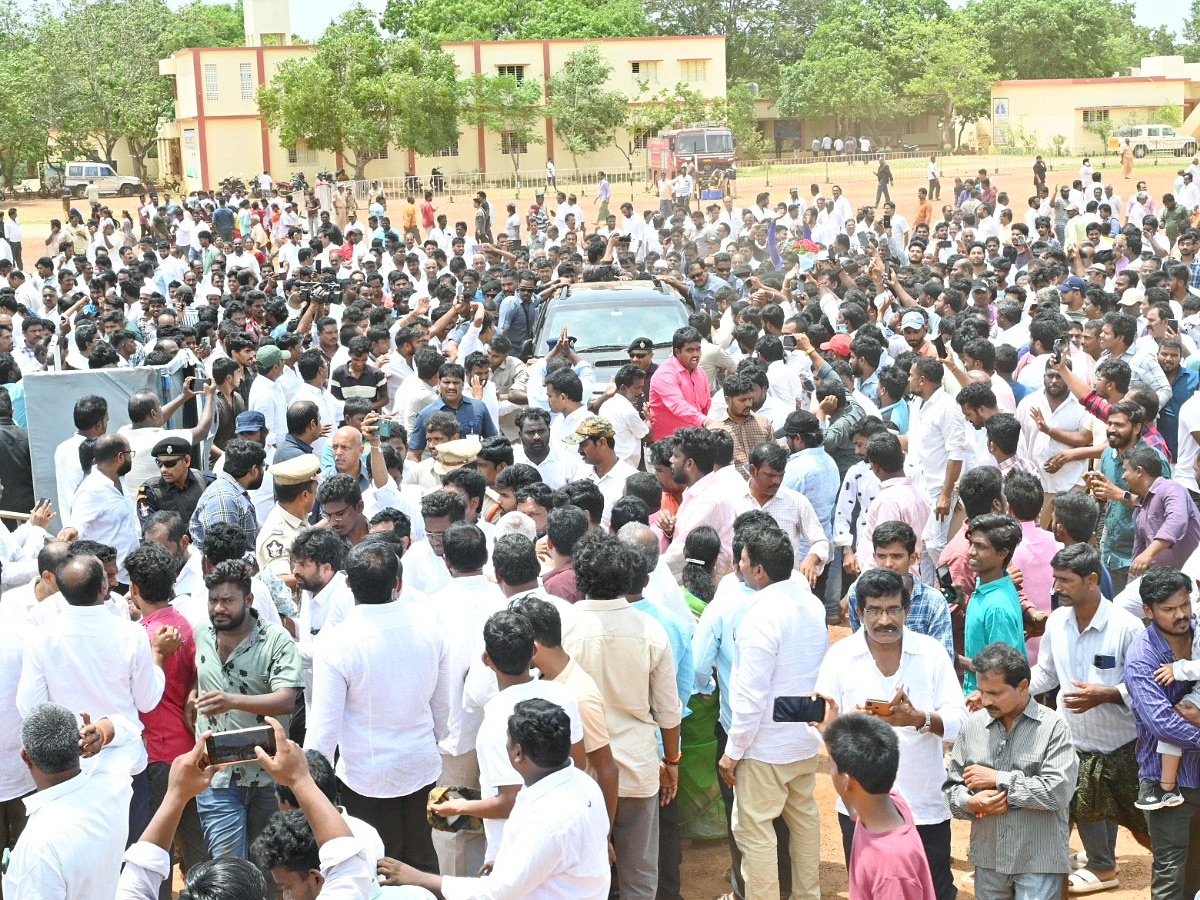 YSRCP President YS Jagan Mohan Reddy Nellore Tour Photos15