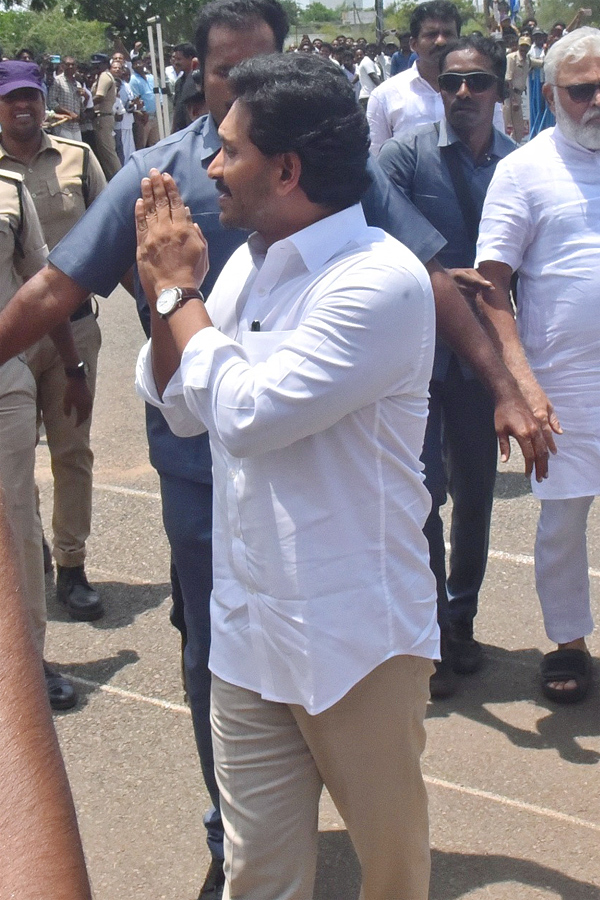 YSRCP President YS Jagan Mohan Reddy Nellore Tour Photos25