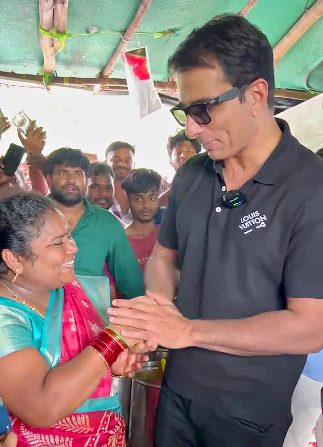 Sonu Sood Visits Kumari Aunty Food Stall Photos10