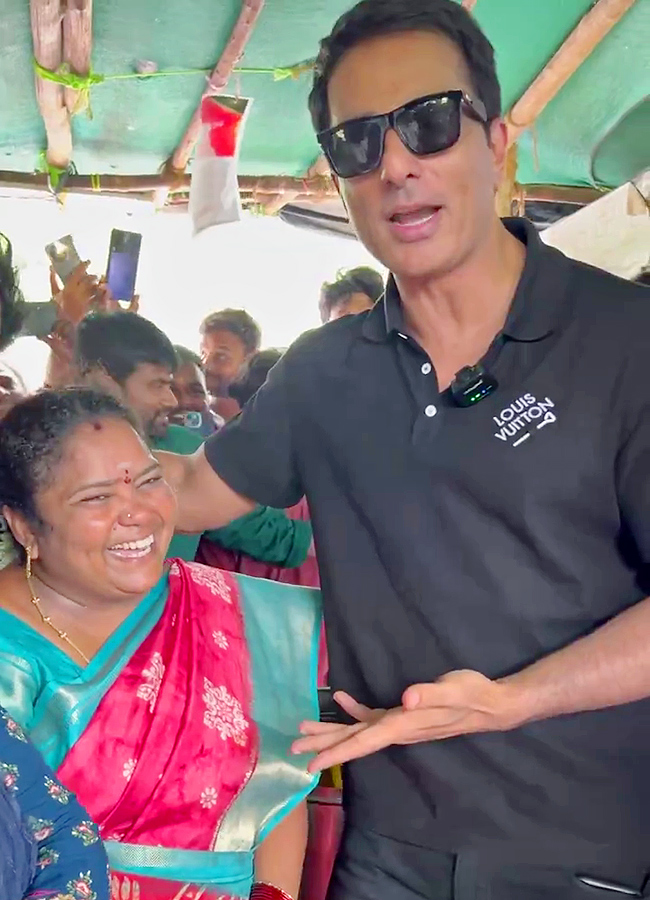 Sonu Sood Visits Kumari Aunty Food Stall Photos12