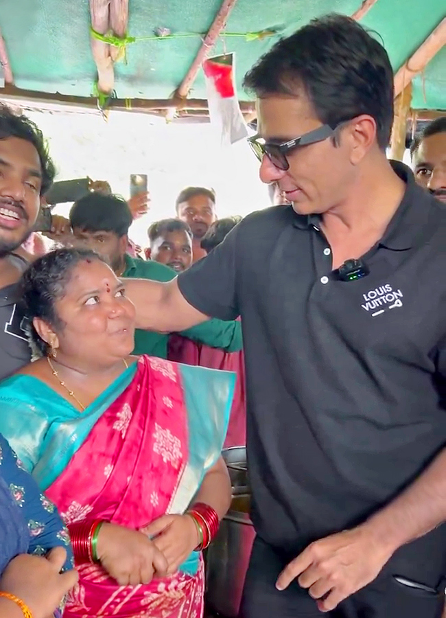 Sonu Sood Visits Kumari Aunty Food Stall Photos13