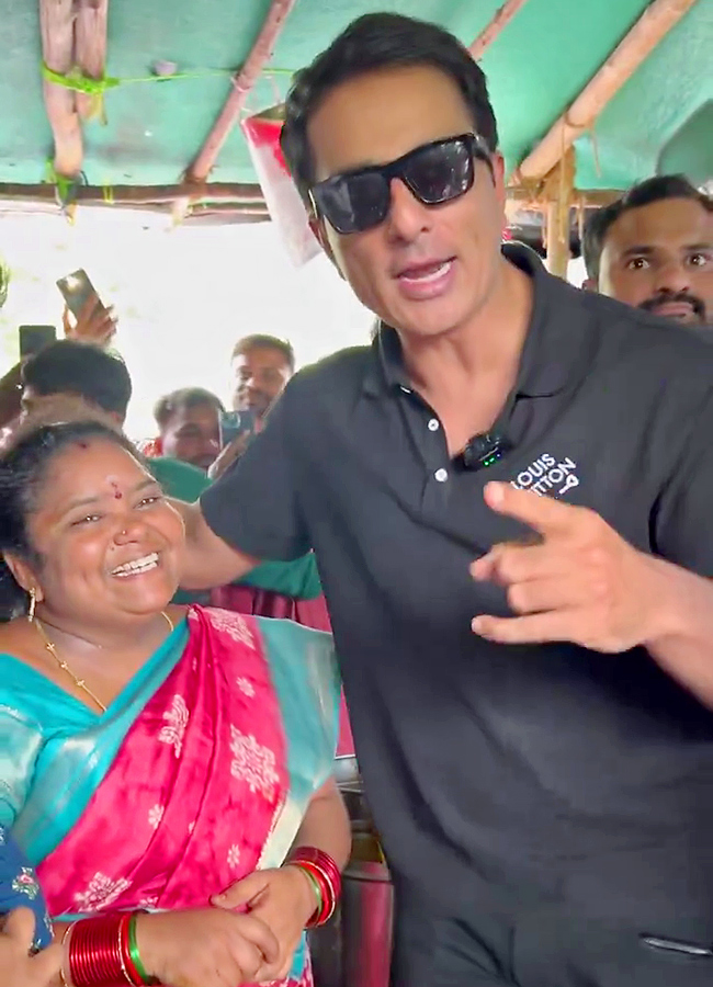 Sonu Sood Visits Kumari Aunty Food Stall Photos14