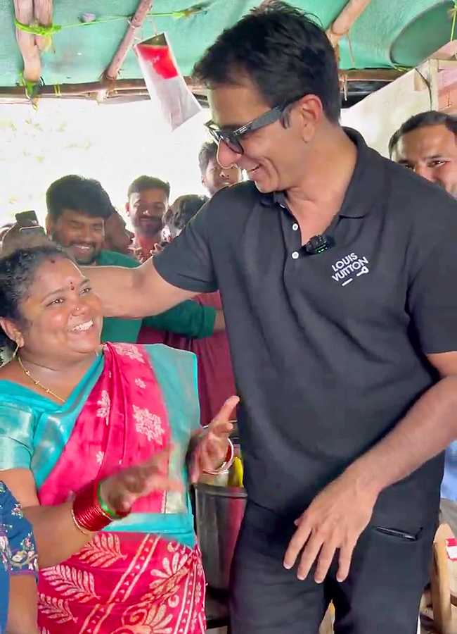 Sonu Sood Visits Kumari Aunty Food Stall Photos15