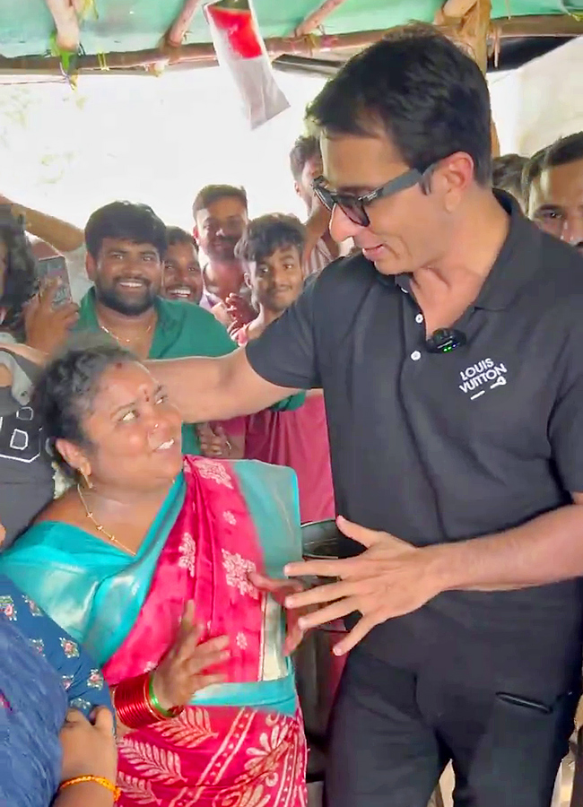 Sonu Sood Visits Kumari Aunty Food Stall Photos16