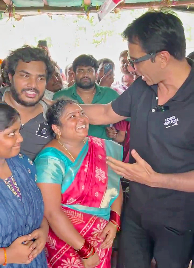 Sonu Sood Visits Kumari Aunty Food Stall Photos17