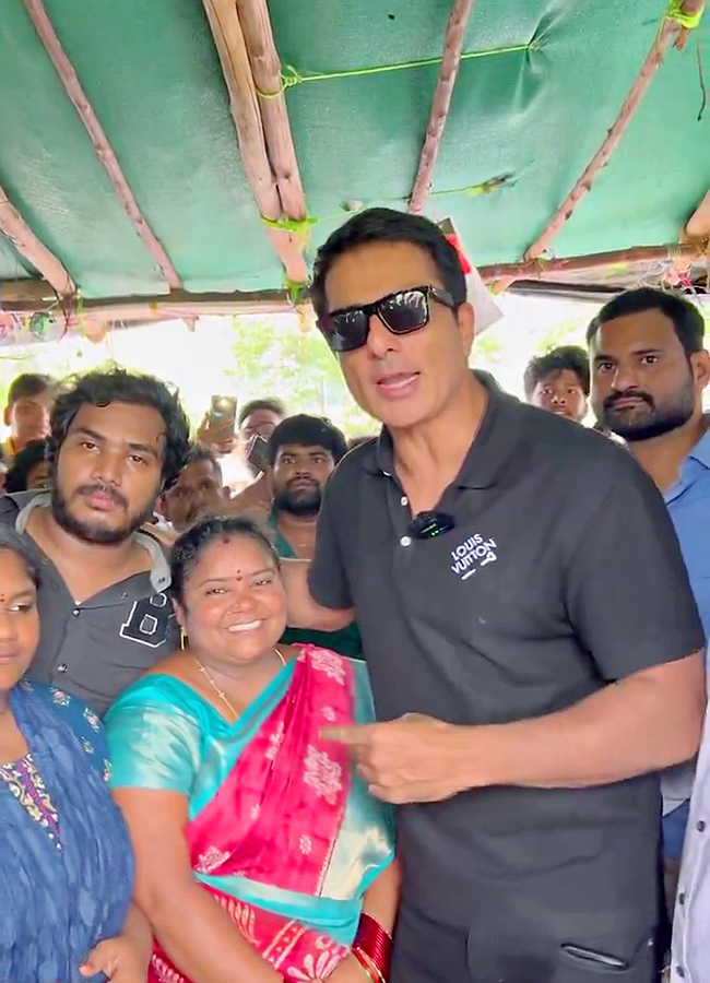 Sonu Sood Visits Kumari Aunty Food Stall Photos18