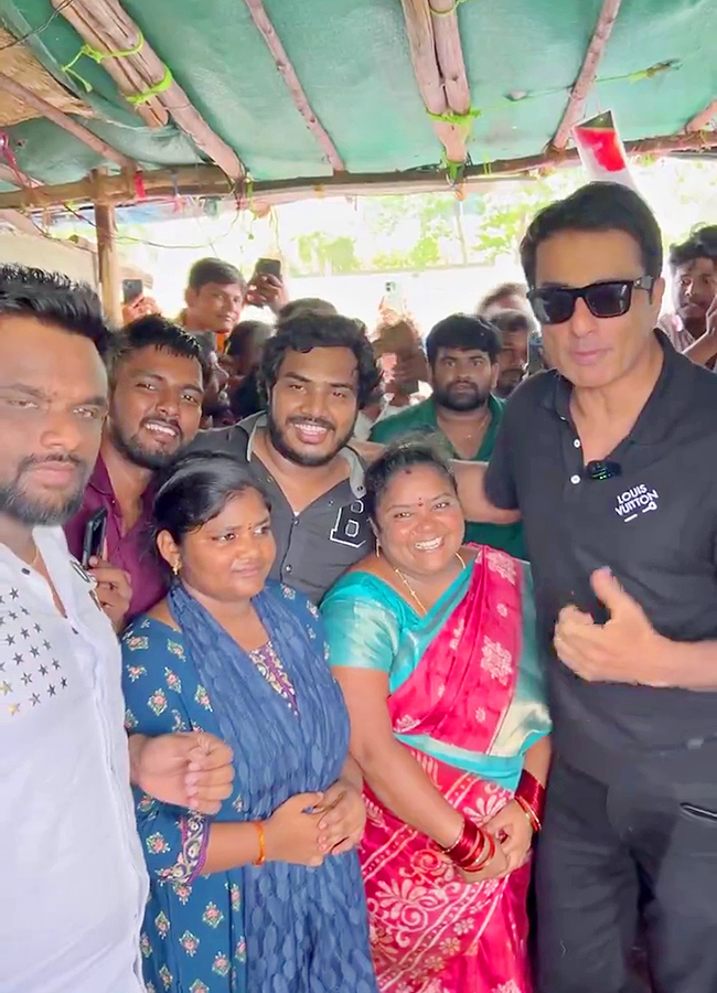 Sonu Sood Visits Kumari Aunty Food Stall Photos19