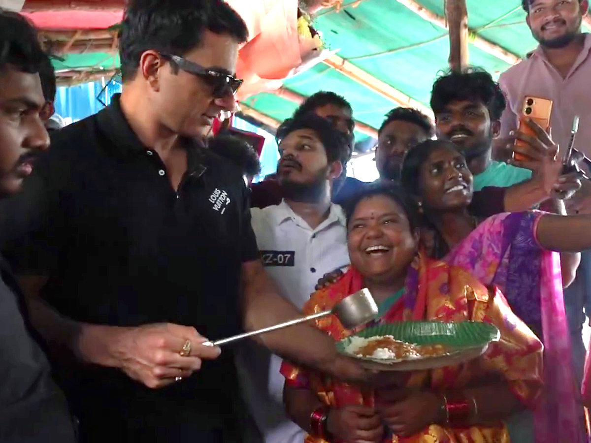 Sonu Sood Visits Kumari Aunty Food Stall Photos2