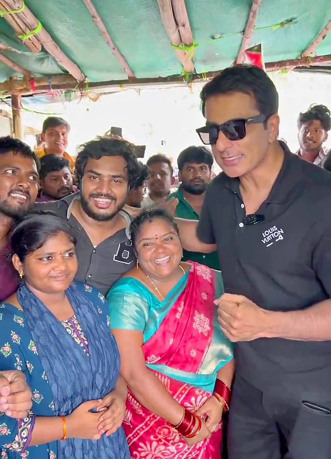 Sonu Sood Visits Kumari Aunty Food Stall Photos20