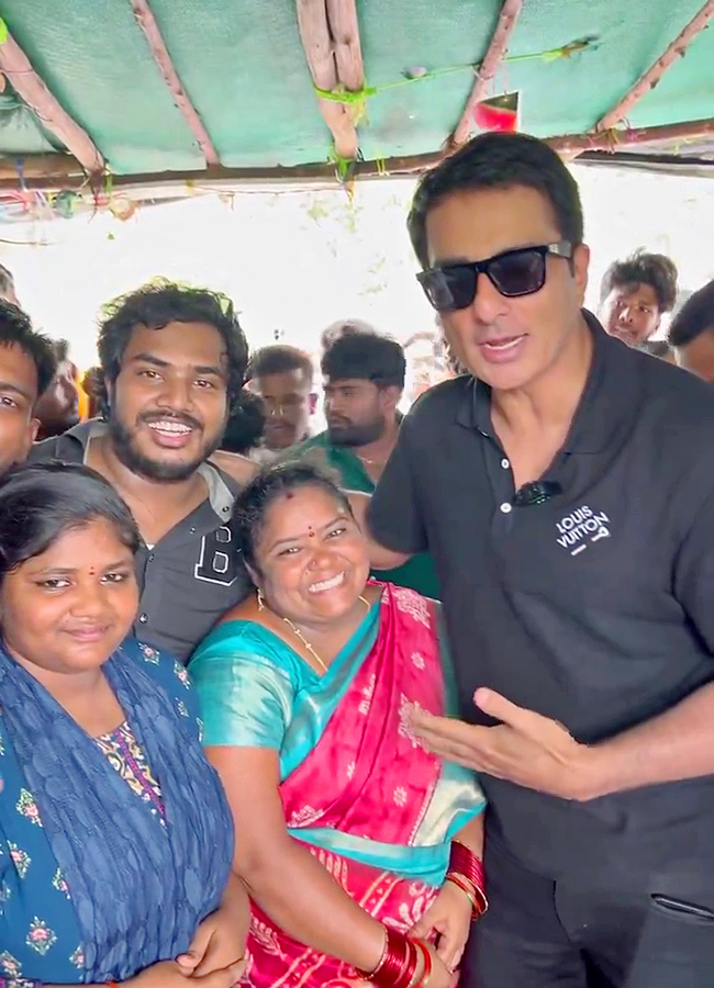 Sonu Sood Visits Kumari Aunty Food Stall Photos21