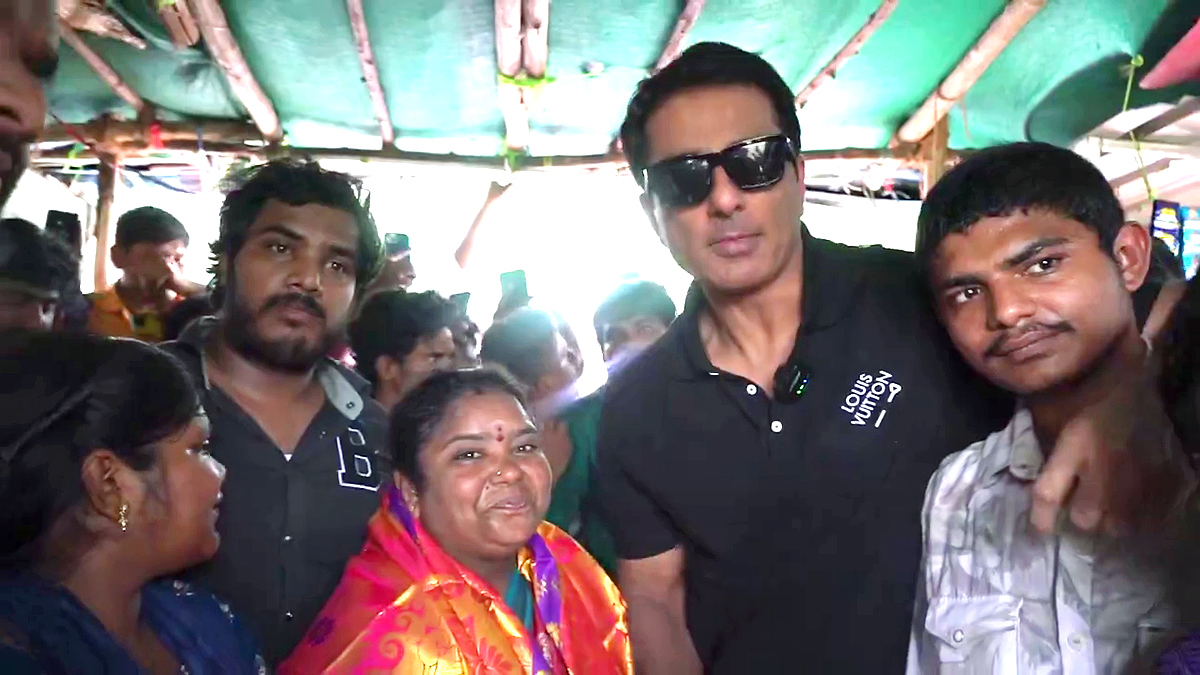 Sonu Sood Visits Kumari Aunty Food Stall Photos3