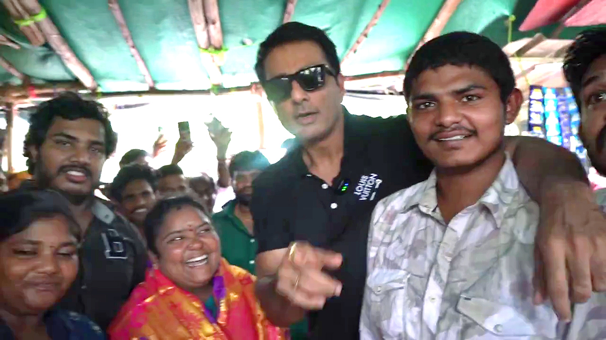 Sonu Sood Visits Kumari Aunty Food Stall Photos4