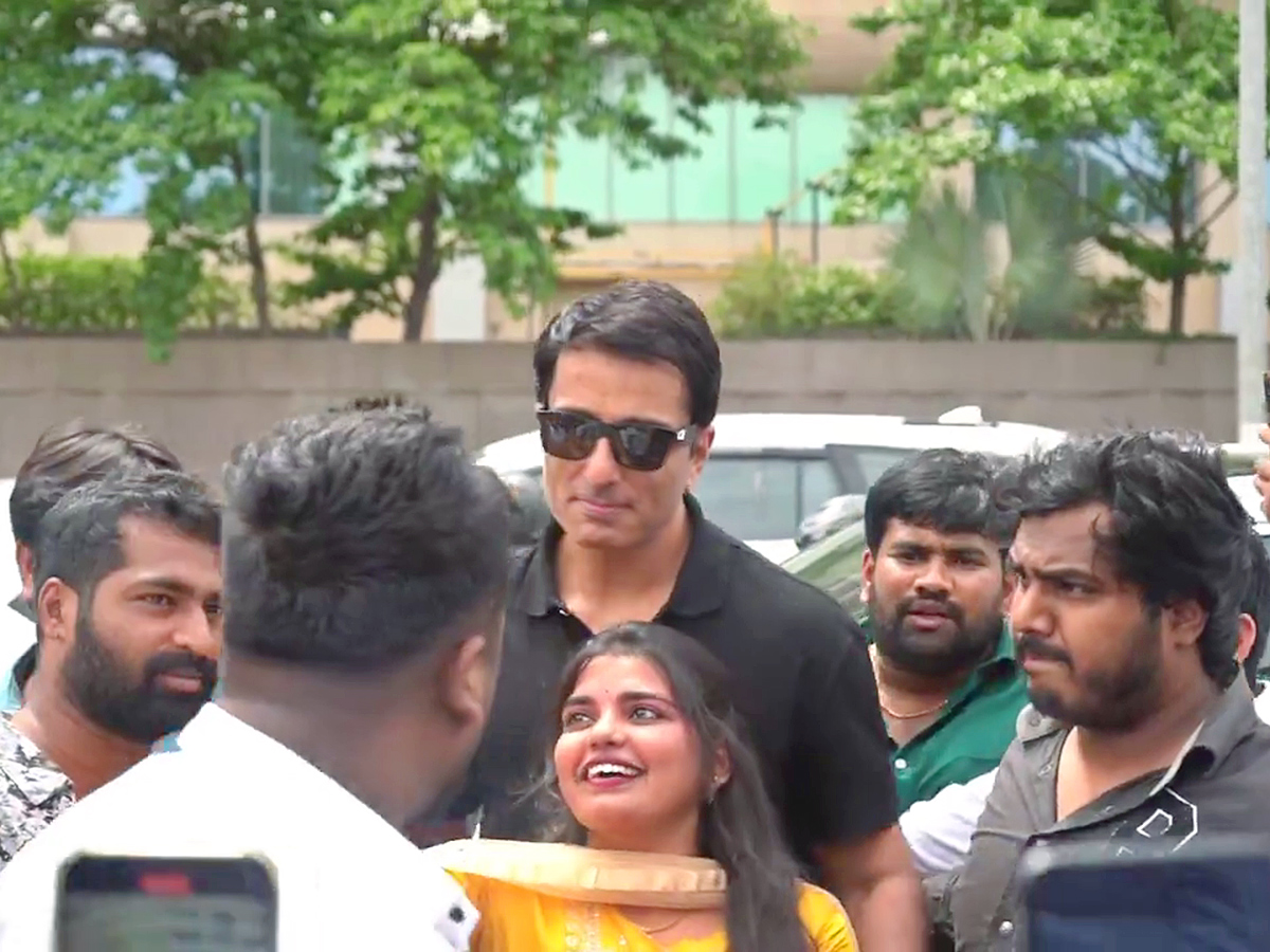 Sonu Sood Visits Kumari Aunty Food Stall Photos6