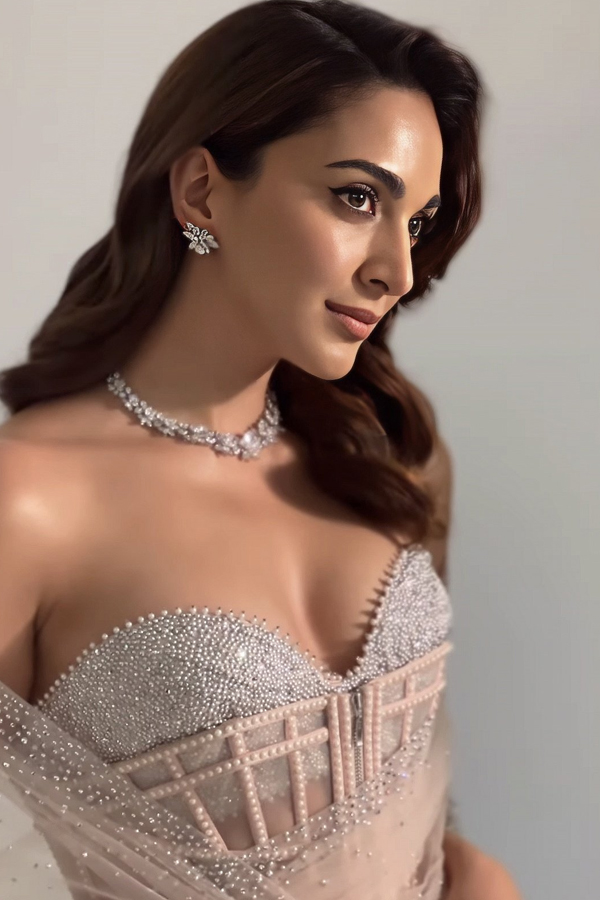 Actress Kiara Advani Fashion And Classy Look Photos Viral11