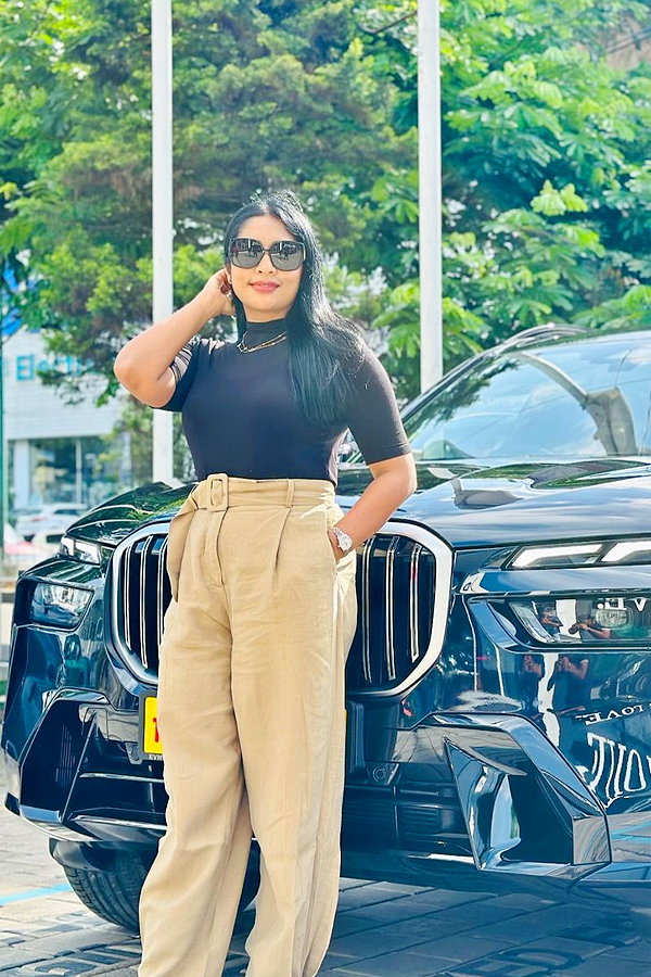 Navya Nair Buys BMW X7 Luxury SUV Photos4