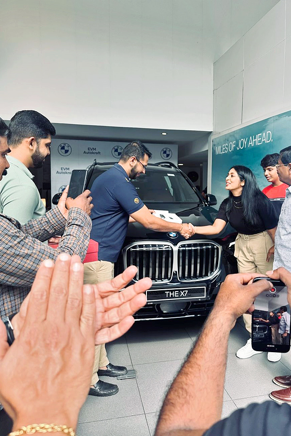 Navya Nair Buys BMW X7 Luxury SUV Photos6