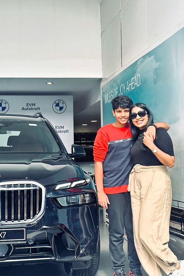 Navya Nair Buys BMW X7 Luxury SUV Photos8