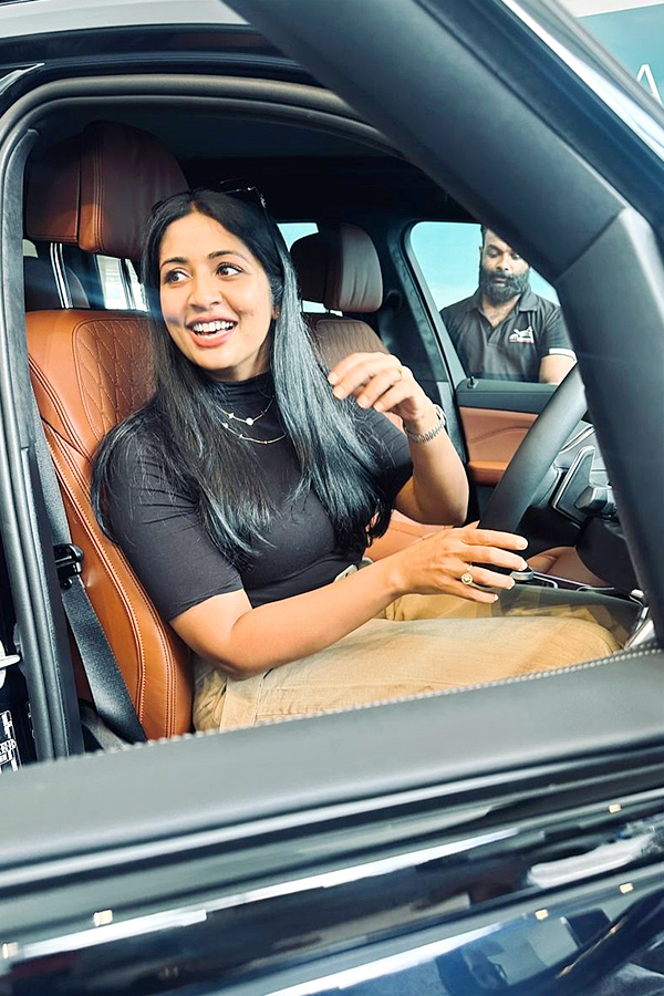 Navya Nair Buys BMW X7 Luxury SUV Photos9