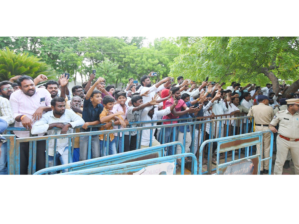 YS Jagan Received Warm Welcome In Kadapa At Pulivendula Photos2