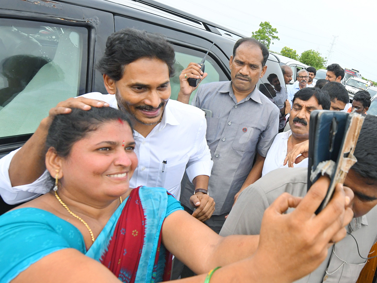 YS Jagan Received Warm Welcome In Kadapa At Pulivendula Photos10