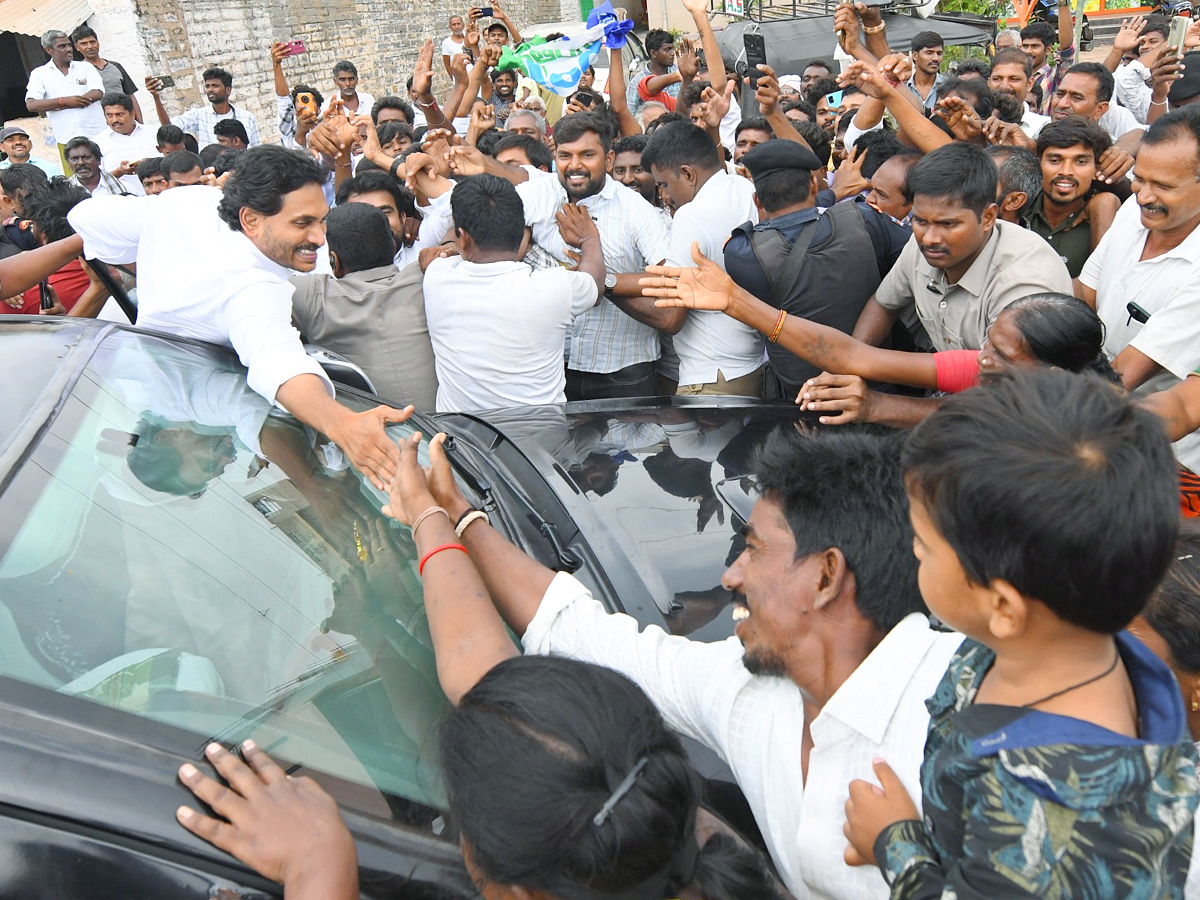 YS Jagan Received Warm Welcome In Kadapa At Pulivendula Photos13