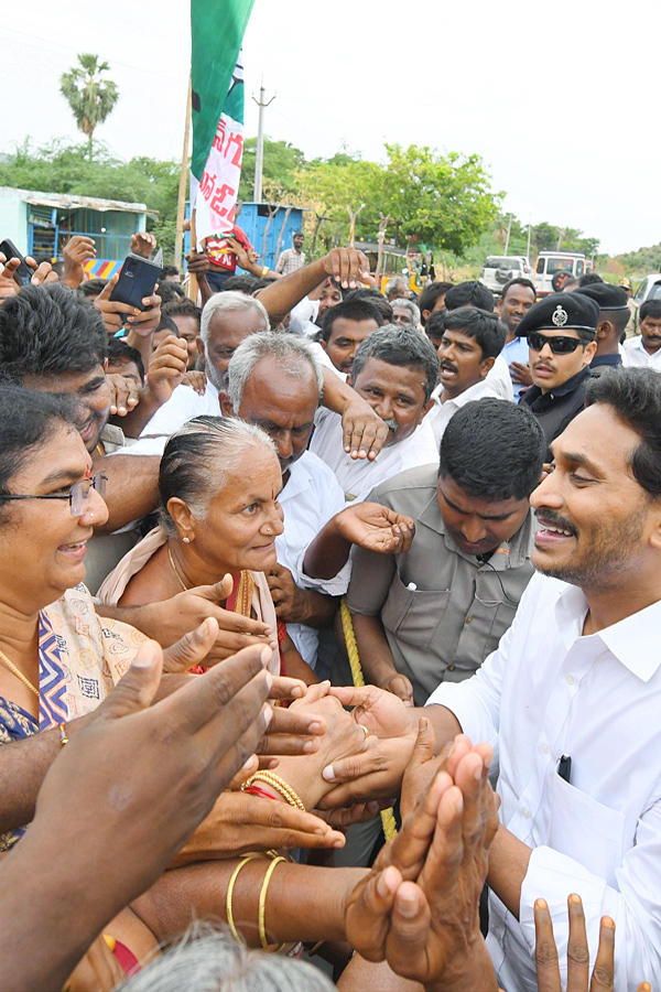 YS Jagan Received Warm Welcome In Kadapa At Pulivendula Photos15