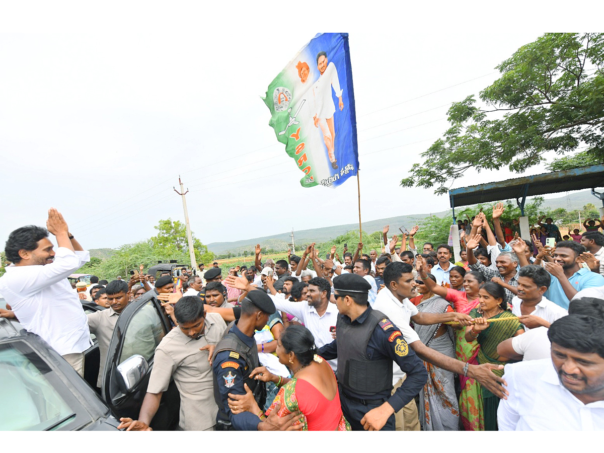 YS Jagan Received Warm Welcome In Kadapa At Pulivendula Photos16